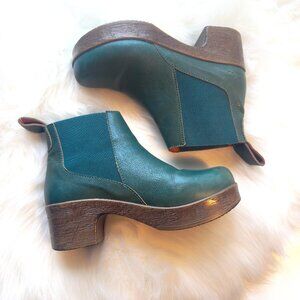Women Calou Stockholm green Chelsea booties sz 7